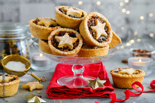 Quadro su tela Christmas fruit mince pies on a glass stand