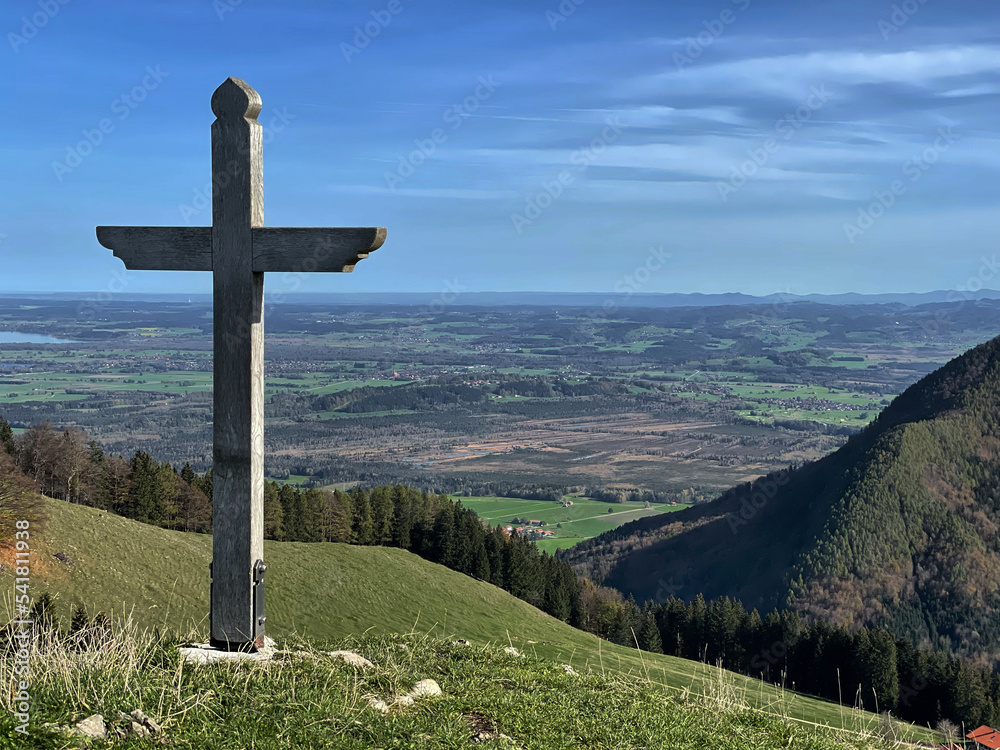 Gipfelkreuz mit Aussicht am Erlbergkopf im Herbst, Chiemgau, Bayern, Deutschland, Alpen