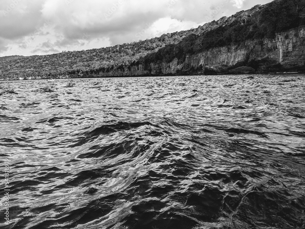 mesmerizing-shot-of-a-seascape-during-the-day-in-grayscale-stock-foto