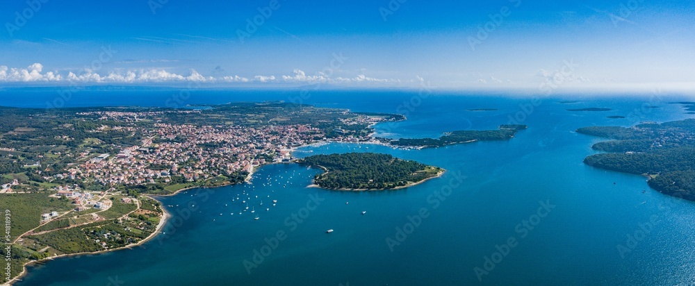 Obraz premium Aerial shot of the ocean in Medulin, Croatia with small green island