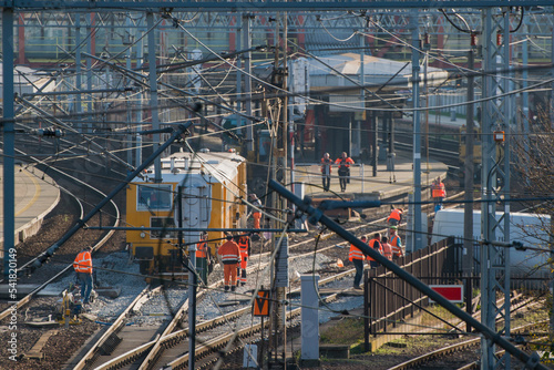 Robotnicy na torach kolejowych w Polsce © Marek