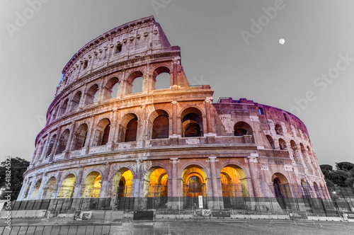 Tela Famous ruin of Coliseum by night, Roma, Italy