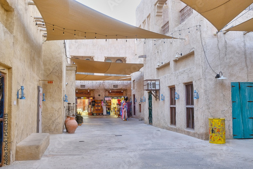 Billede på lærred Old Dubai buildings and traditional Arabian street