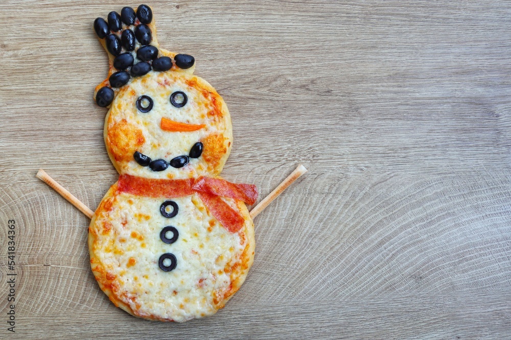 Foto Stock Snowman pizza made it from pizza crust,pizza sauce