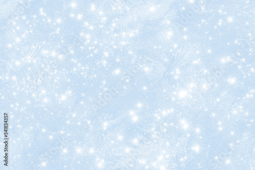 Niebieskie, zimowe tło ze śniegiem i płatkami śniegu. Świąteczne tło z płatkami śniegu. © StylishDesignStudio