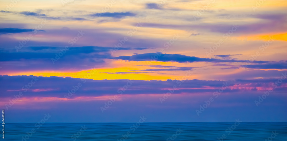 Obraz premium Sunset sky over the Gulf of Mexico from Venice Beach in Venice Florida USA