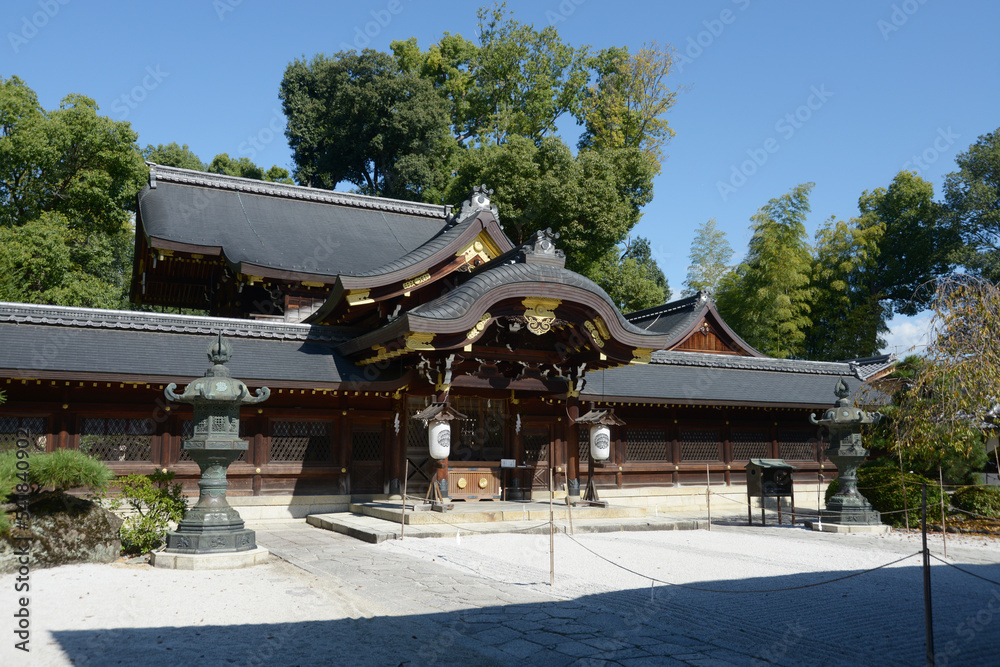 Fototapeta premium 今宮神社 中門と本殿 京都市北区紫野