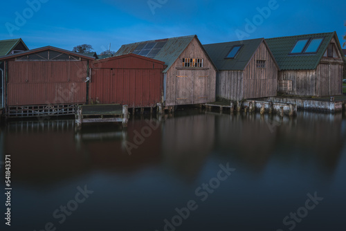 Fischerhütten im Hafen Althagen auf dem Darß am Saaler Bodden am frühen Morgen
