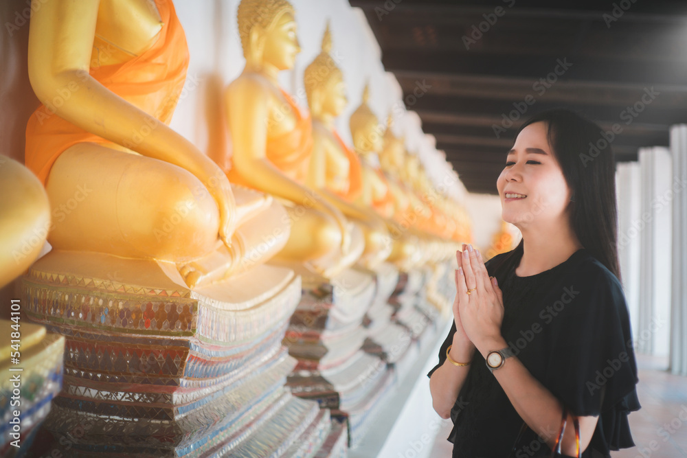 Φωτογραφία Beautiful asian woman pays homage to the Buddha statue with respect and faith