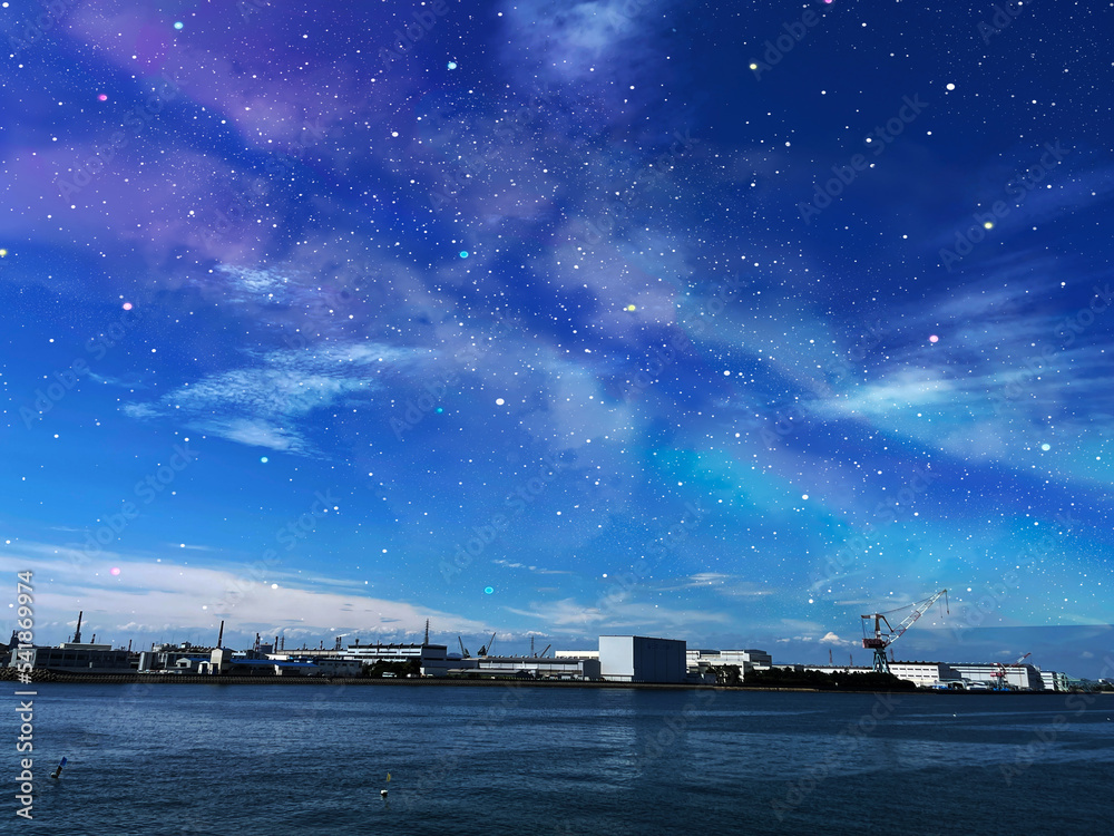 夜の空と海に浮かぶ工場地帯