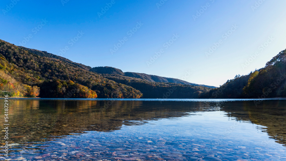 山が反射する秋の丸沼湖【丸沼高原・日光国立公園】日本群馬県