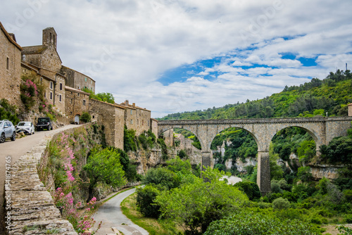 Fotografia View on the medieval village of Minerve and the surrounding canyon in the South