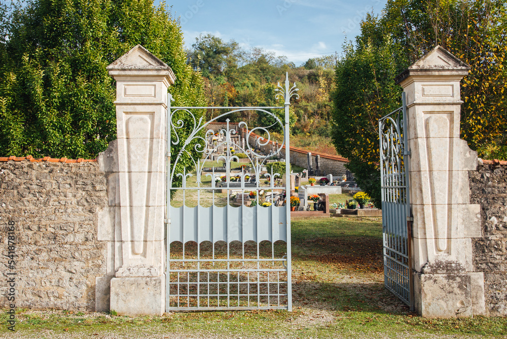 Un cimetière pour la Toussaint. La fête des morts. Un cimetière