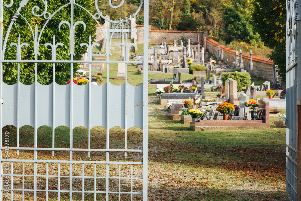 Un cimetière pour la Toussaint. La fête des morts. Un cimetière français. Un cimetière en France