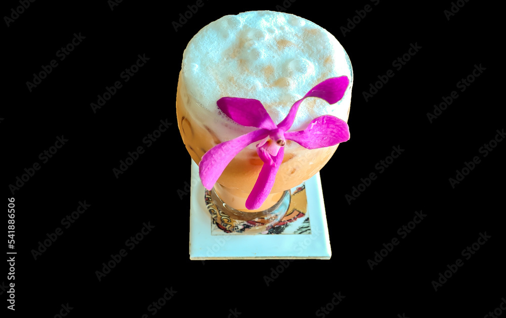 Naklejka premium Isolated iced milk tea on black background.