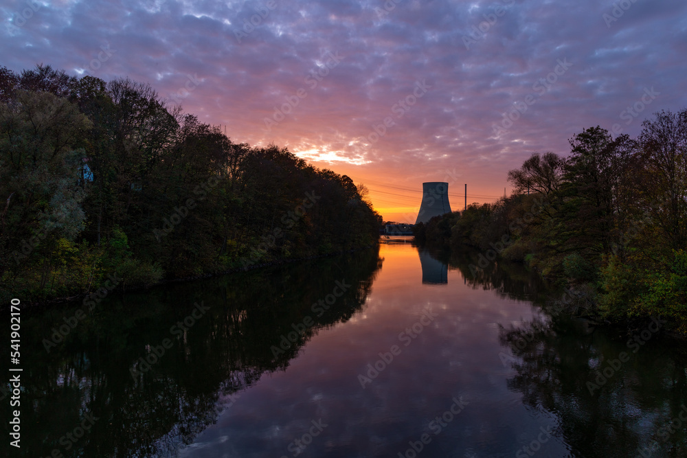 Atzomkraft ist aus, abgeschalten, Atomkraftwerk im Sonnenuntergang Atzomkraft ist aus, abgeschalten, Atomkraftwerk im Sonnenuntergang