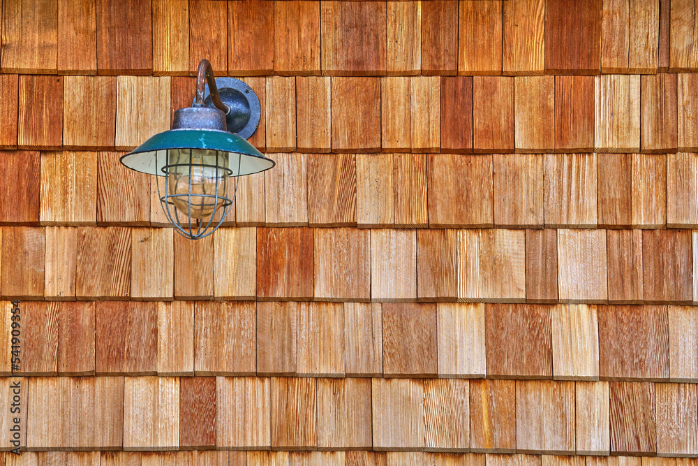 Foto de Blaue Vintage Außenwandleuchte an frischer Holz Fassade aus ...