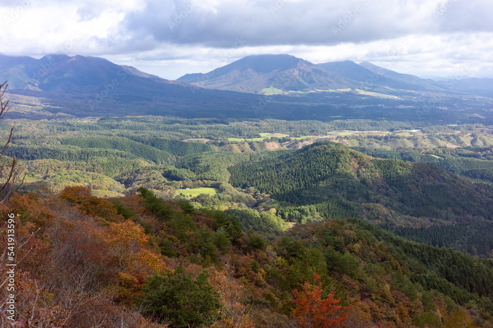 日本の岡山県と鳥取県にまたがる三平山からの美しい風景