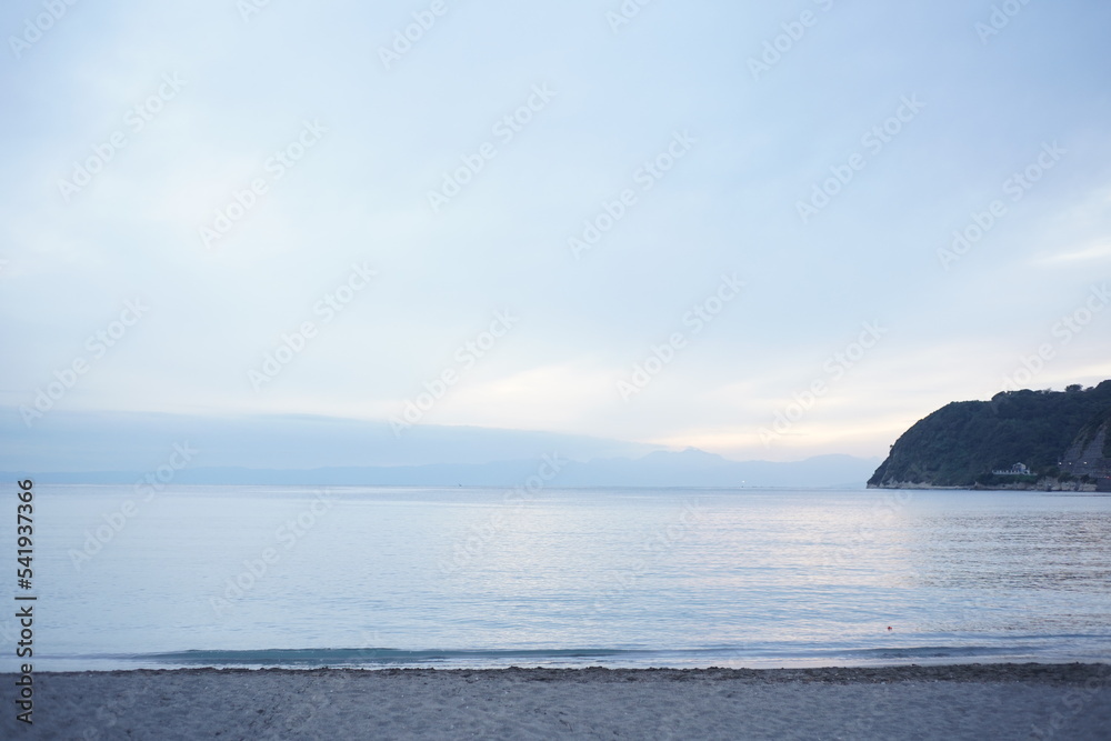 海岸　夕方　海　砂浜　海岸線　青い海　日暮れ　夕刻