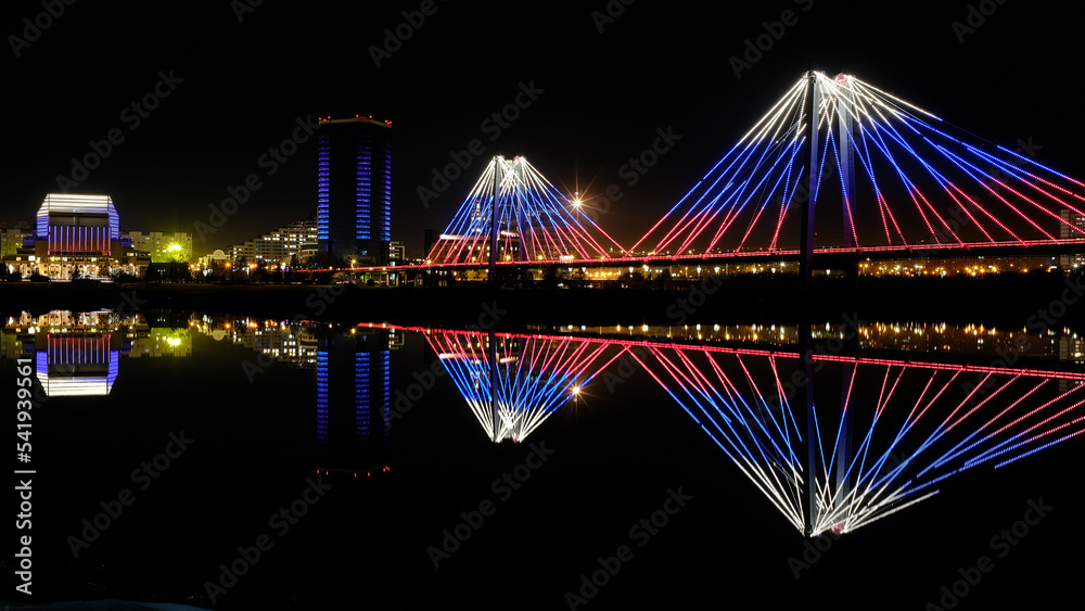 Obraz premium Bridge in the city with lighting