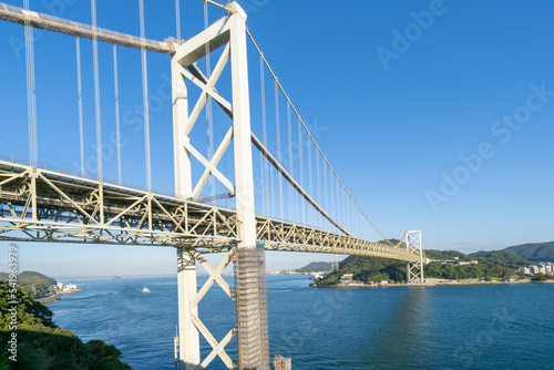 壇ノ浦パーキングエリアから見る青空と海と綺麗な夏の関門橋と関門海峡