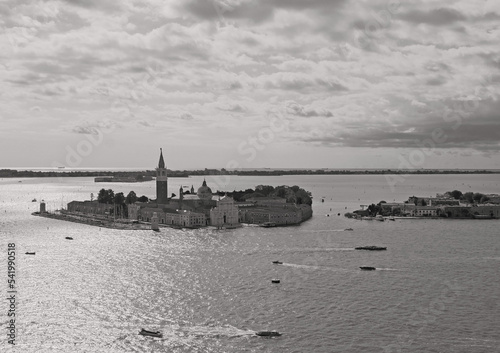 vista monocromatica della meravigliosa isola della giudecca a venezia photo