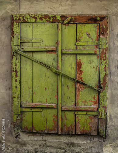 Obraz na płótnie Old window with closed shutters. w salonie