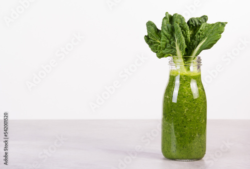 Obraz na płótnie Bottle of green smoothie with kale. Smoothies with chlorophyll copy space w salonie