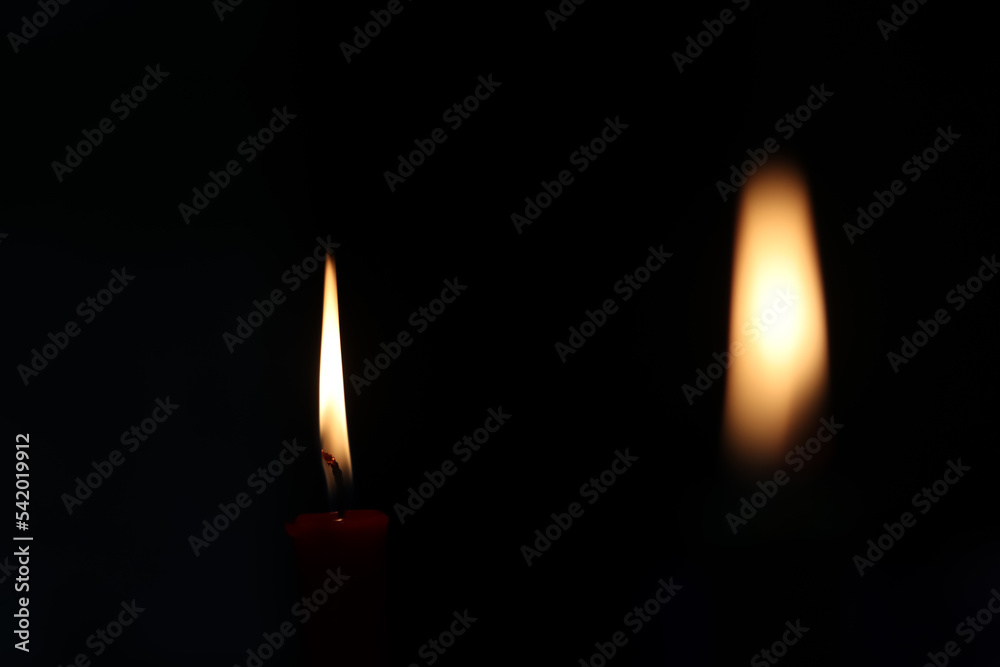 Celebración con velas en en una habitación oscura Celebración con velas en en una habitación oscura