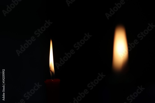 Celebración con velas en en una habitación oscura