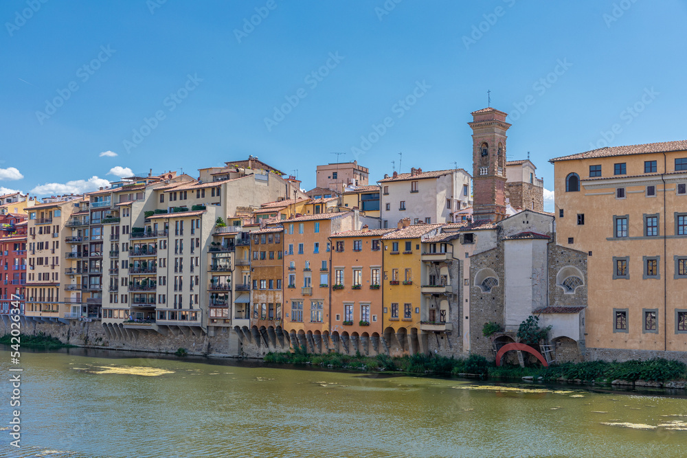 Obraz premium Oltrarno, rive gauche de l'Arno, depuis le Ponte Santa Trinita, à Florence, Italie