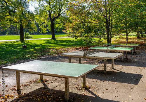 Freizeit, Sport und Hobby: Tischtennis im Freien - vier leere Platten ohne Menschen im Freien im Westpark München im Herbst