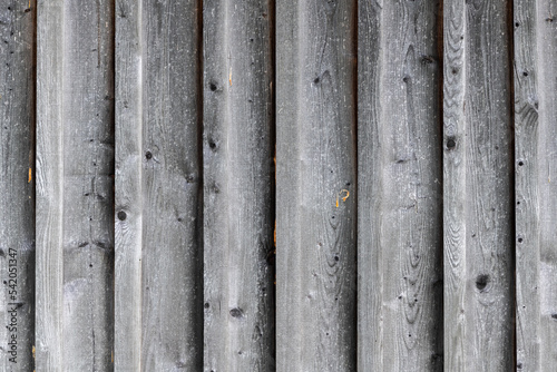 Außenwand einer alten Scheune mit verwittertem Holz photo