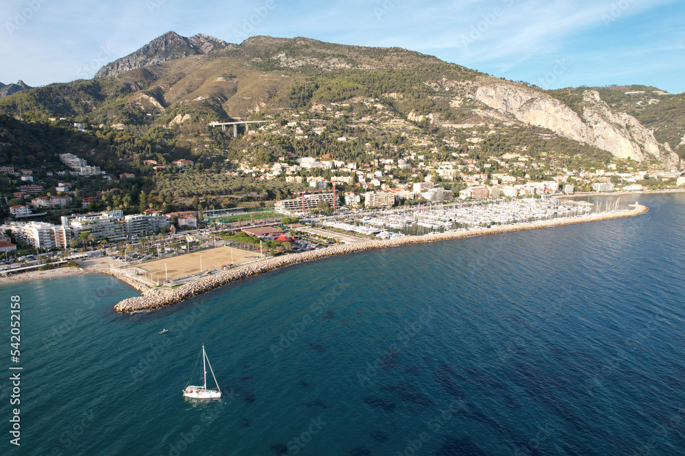 fin de journée avec une vue sur le port de plaisance de Garavan et ses bateaux et sur l'arrière pays montagneux - Menton Côte d'Azur Méditerranée