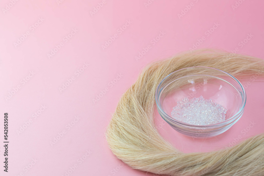 Φωτογραφία Keratin Glue Pellets Granules Beads for Nail Tip Hair Extensions Transparent hot melt capsules to bond the extension to the natural blond human hair