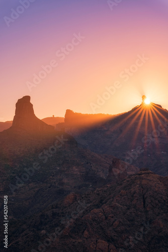 Amanecer precioso en la isla de Gran Canaria con vistas al Bentayga y al Roque Nublo