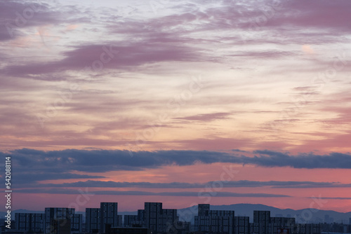 都市の夜明け。明け方、神戸市街地から芦屋方面の景観。神戸市東灘区のマンション高層階より撮影