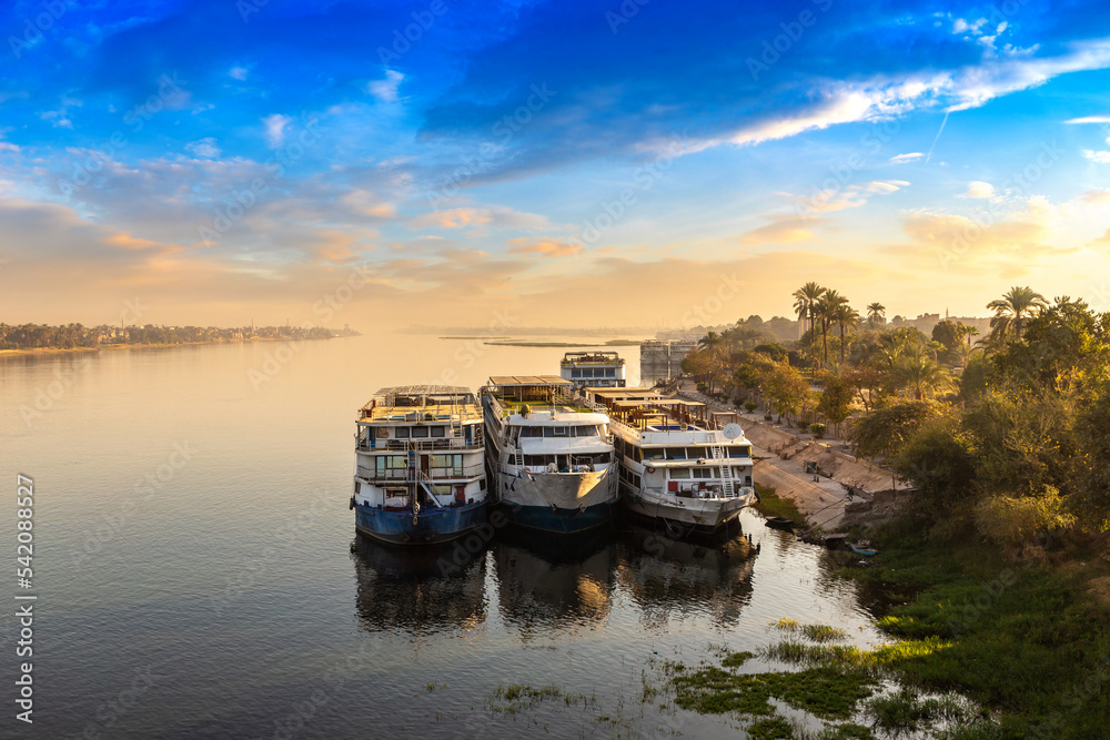 Fototapeta premium Boat on Nile at sunset
