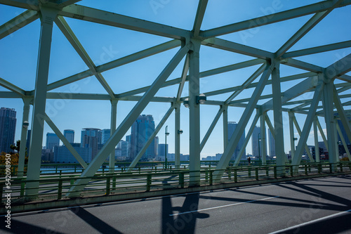 隅田川テラスから見える都心のタワマン © Junichi