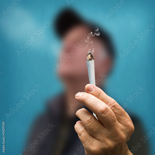 Mann raucht einen Joint photo