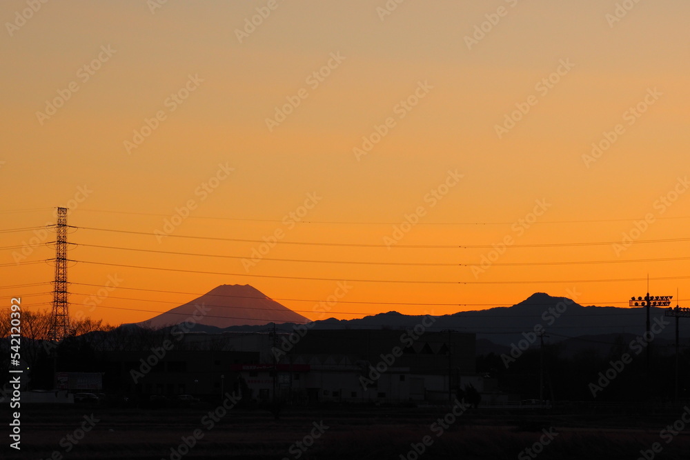 夕空と富士山と送電線と
