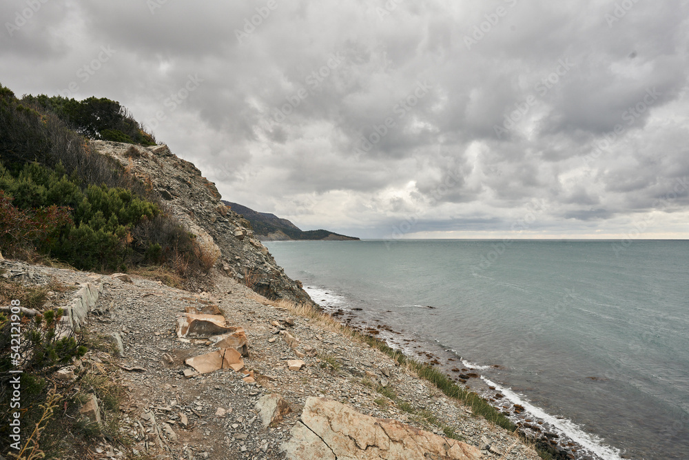 Naklejka premium stormy weather at sea with low mountains and waves