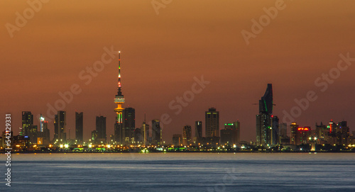 Fotografía Sunset Sunrise and Blue Hours in 
Liberation Tower Kuwait City Scape Landscape Panorama with a light in the Building