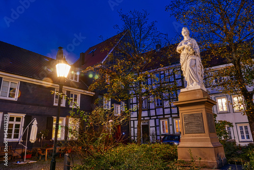 Denkmal und Platz in der historischen Altstadt von Hattingen am Abend