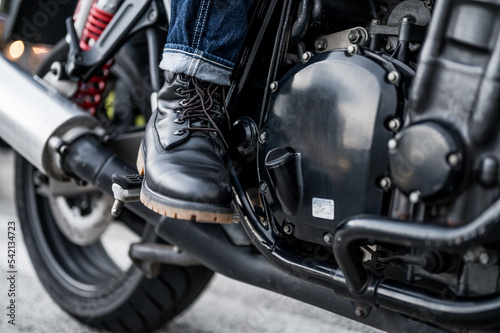 Wallpaper Mural バイクのステップに足を乗せる男性 Torontodigital.ca