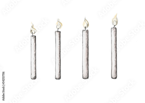 Vier weiße brennende Kerzen