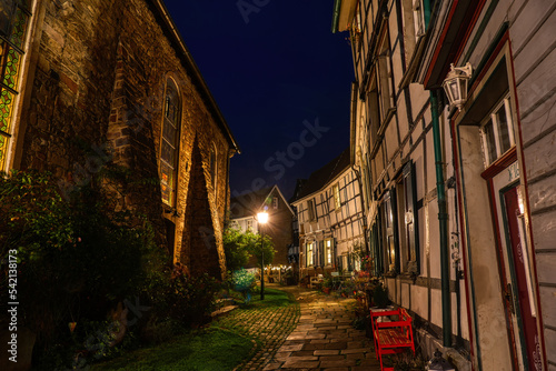 Gasse mit Fachwerkhäusern in der historischen Altstadt von Hattingen am Abend