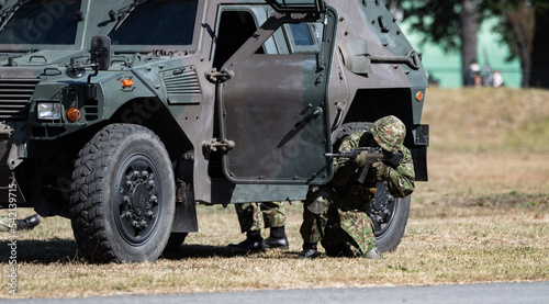 装甲車と銃を構える軍人（Armoured vehicle and soldier）