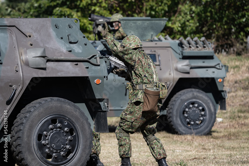 装甲車と歩兵（Armored vehicle and soldier）