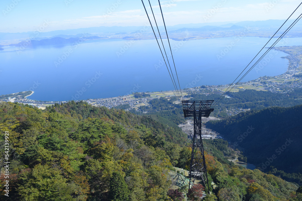 びわ湖バレイのロープウェイと琵琶湖の風景、滋賀県の蓬莱山、びわ湖テラスのロープウェイ